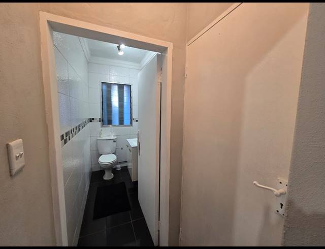 2 BEDROOM TOWNHOUSE TO LET IN THREE RIVERS PROPER